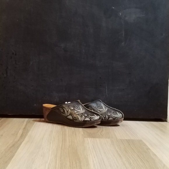 La Pinta Clogs - Picture 3 of 4